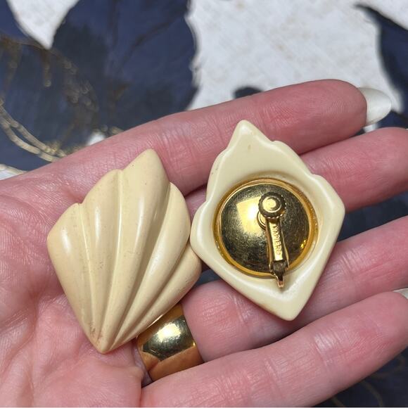 Vintage 70s 80s NAPIER Oversized Cream Shell-Shaped Earrings D1 - Picture 7 of 9